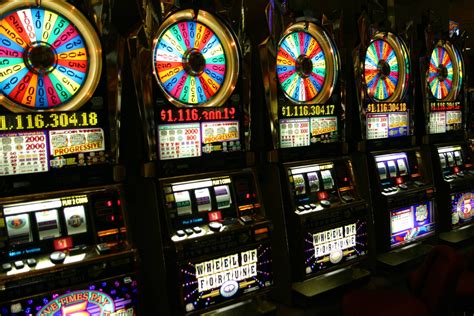 what is a slot machine.